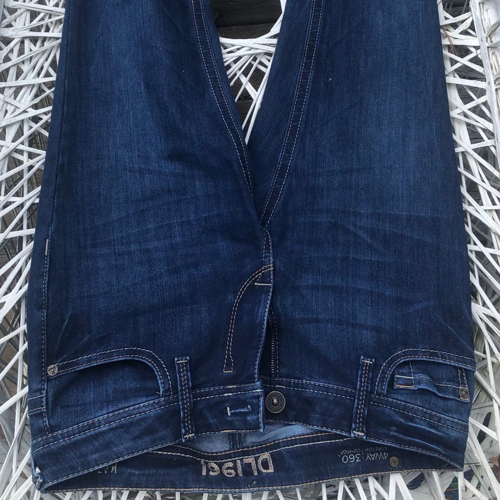 Awesome pair of lightly worn DL1961 jeans! Size 28